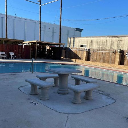 Days Inn & Suites By Wyndham Corpus Christi Central Exterior photo