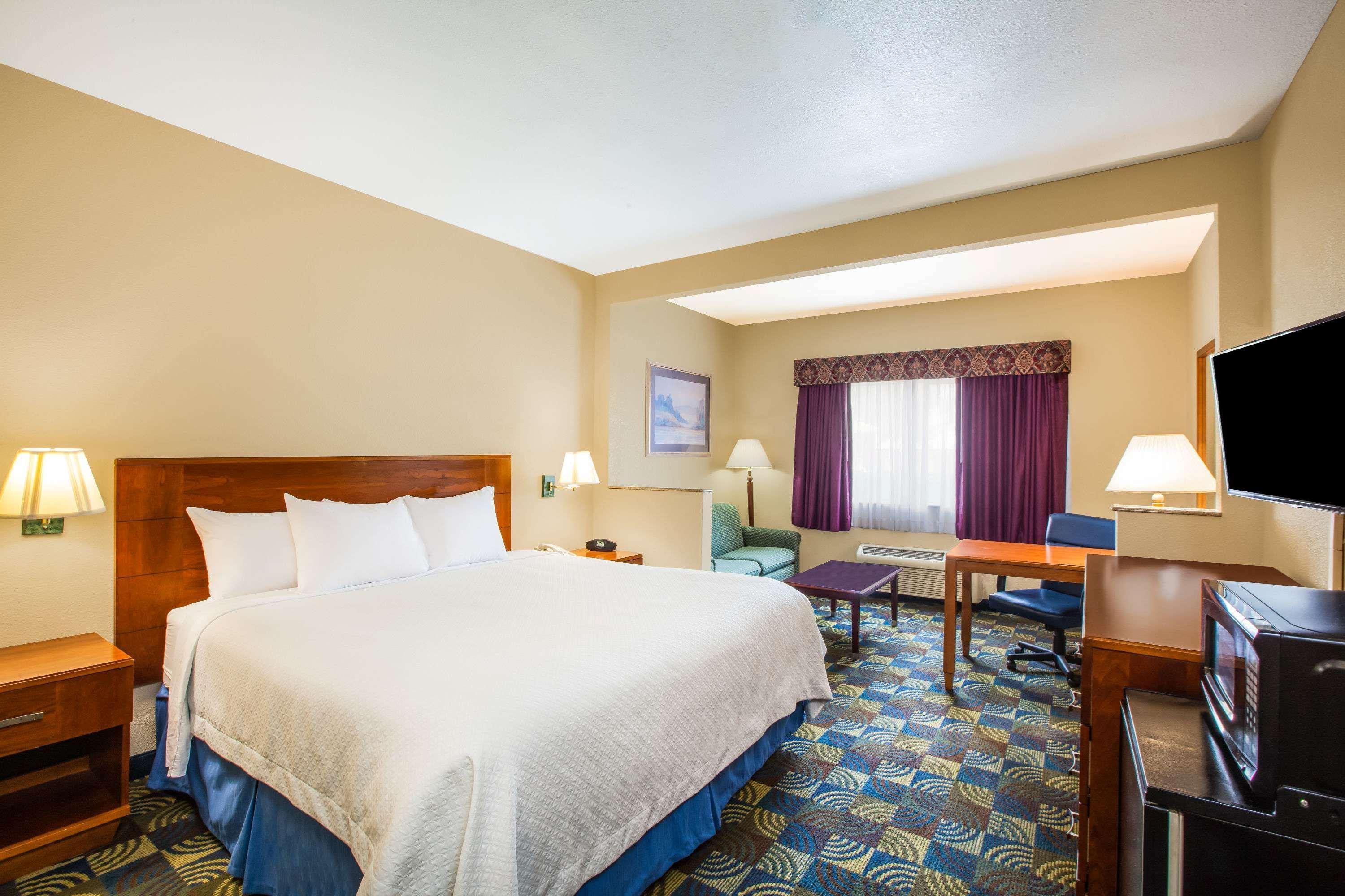 Days Inn & Suites By Wyndham Corpus Christi Central Exterior photo