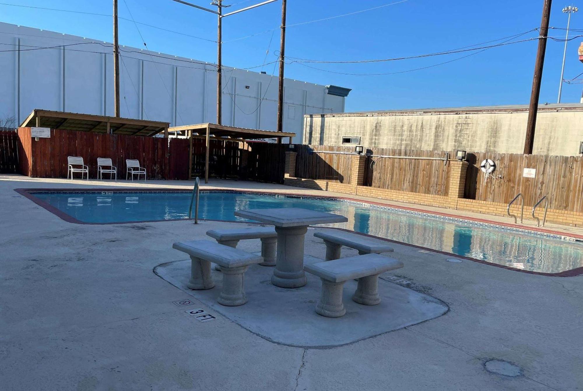 Days Inn & Suites By Wyndham Corpus Christi Central Exterior photo
